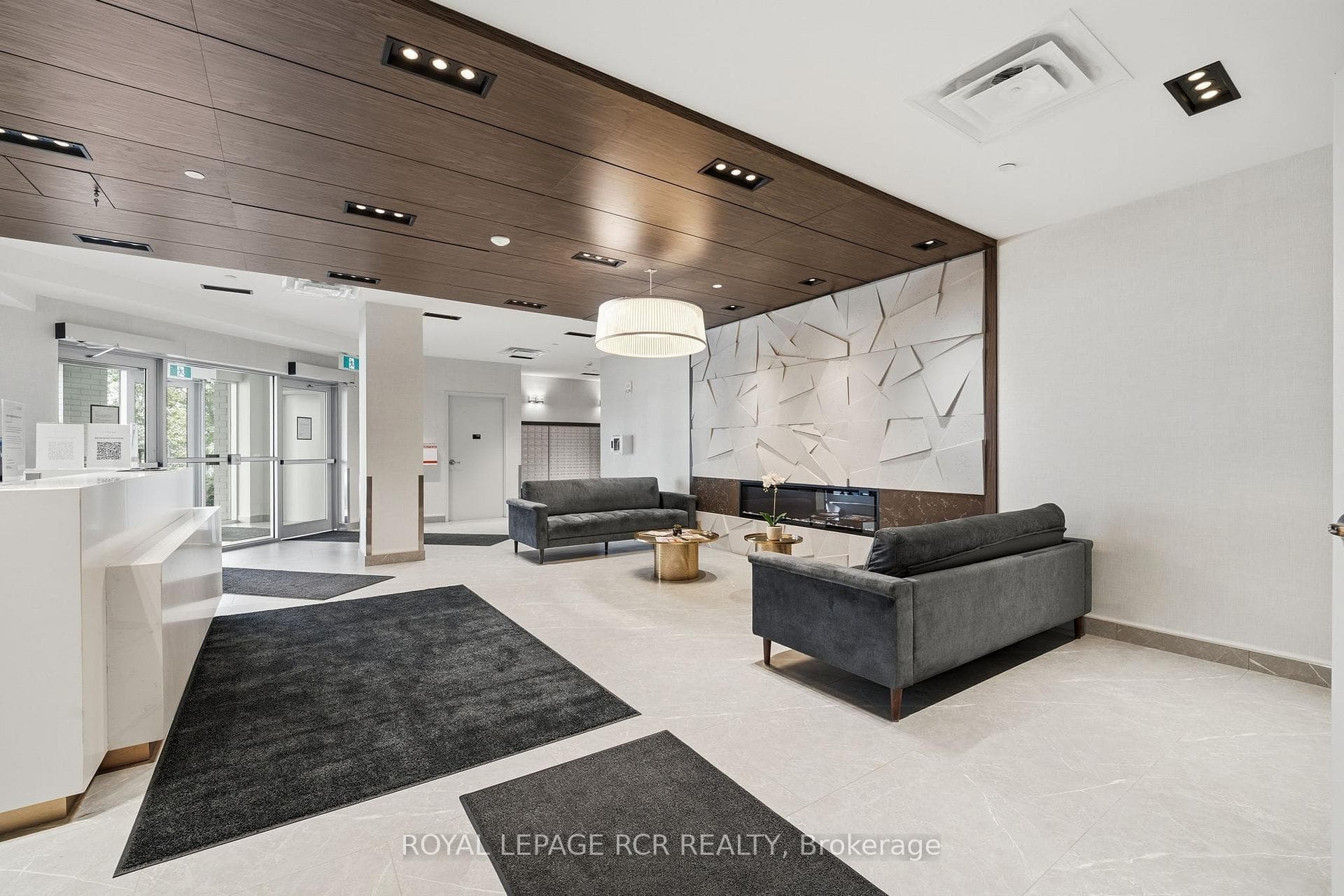 Foyer/concierge desk