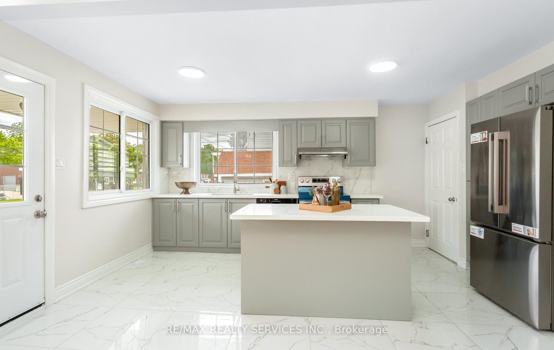 176 Samuelson Street photo 10