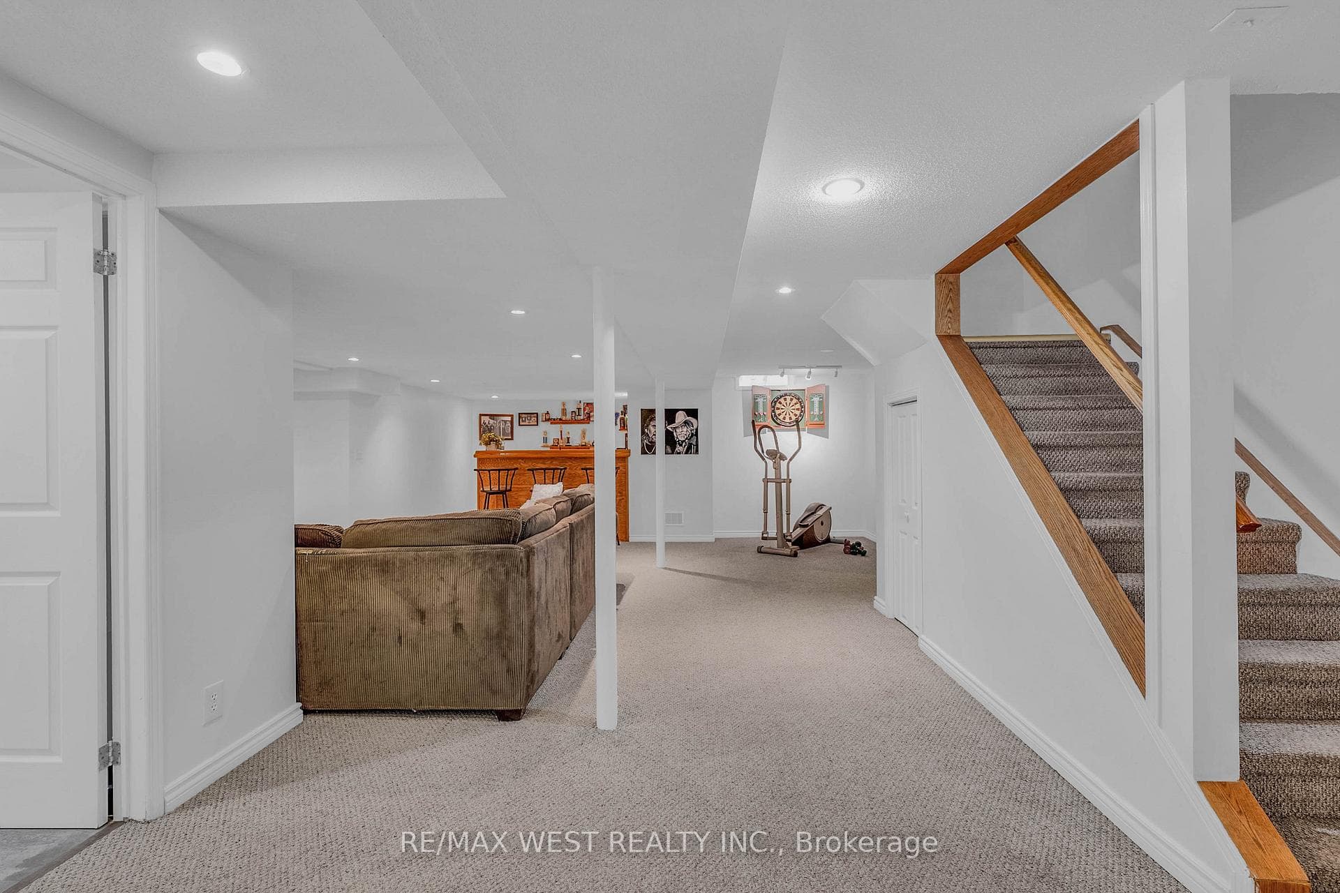 203 Elizabeth Crescent photo 27