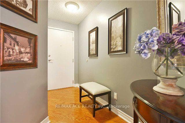 2261 Lake Shore Boulevard Unit 301 photo 3