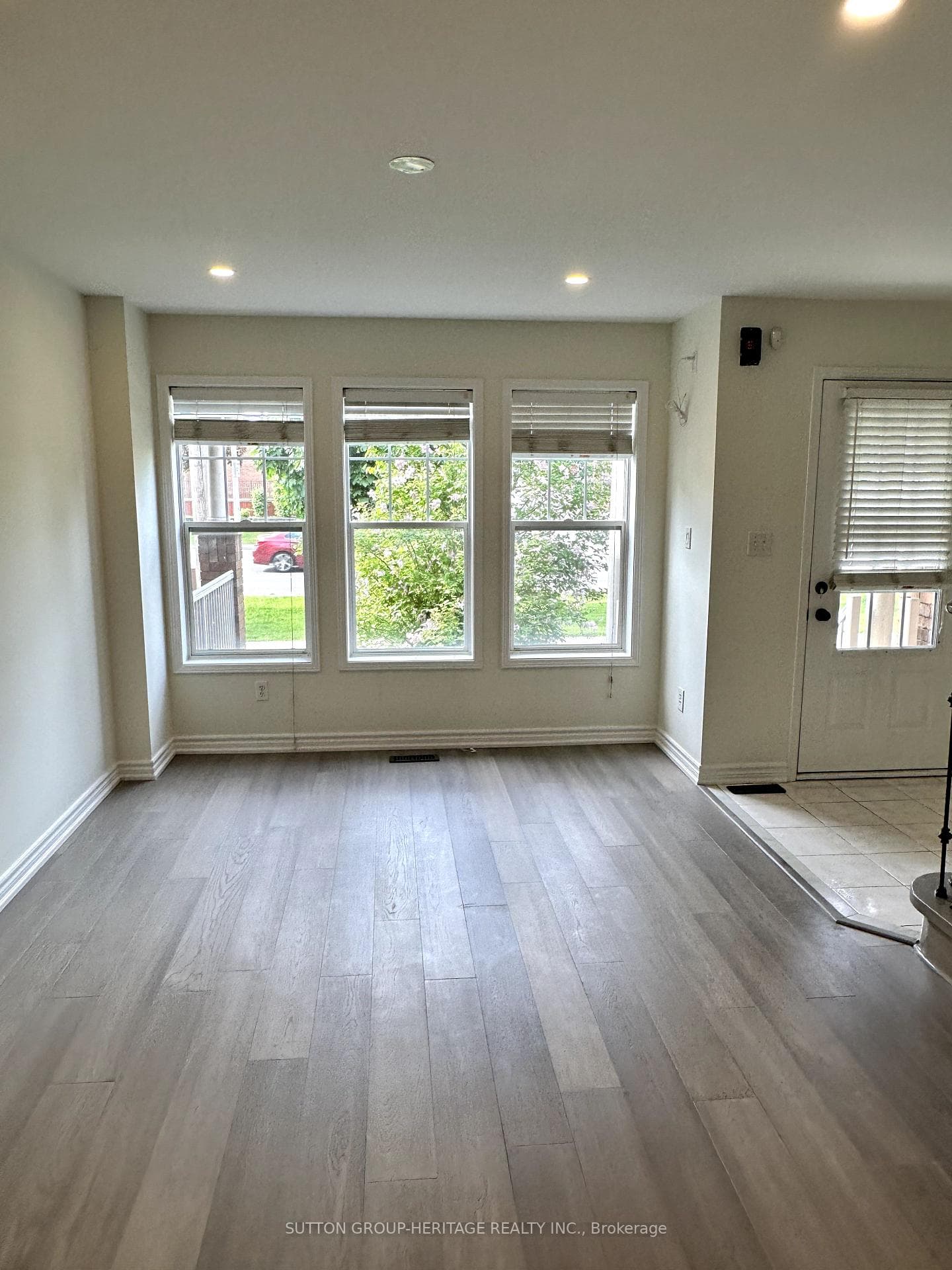 5535 Lawrence Avenue photo 9