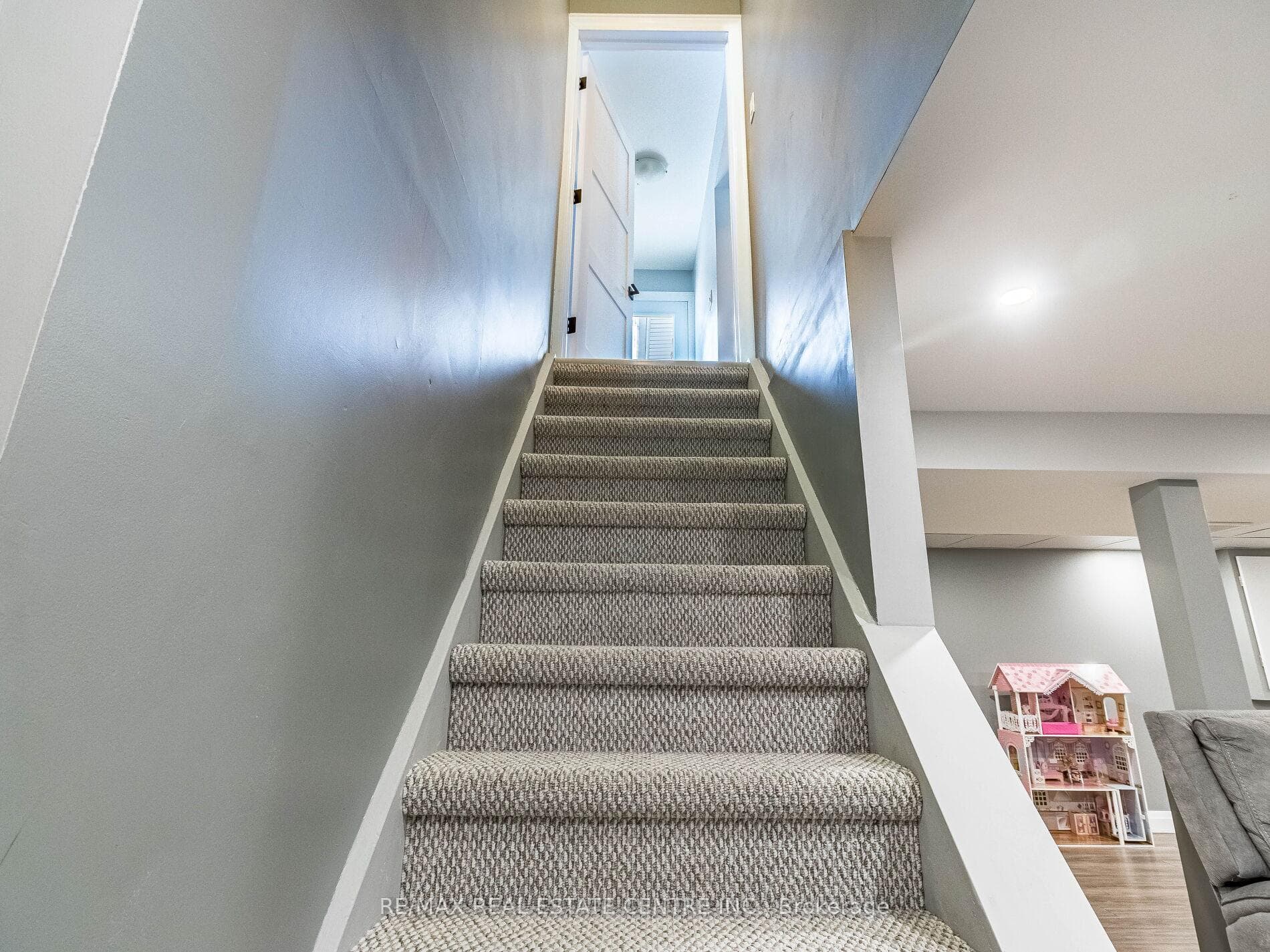 8 Dywin Court photo 27