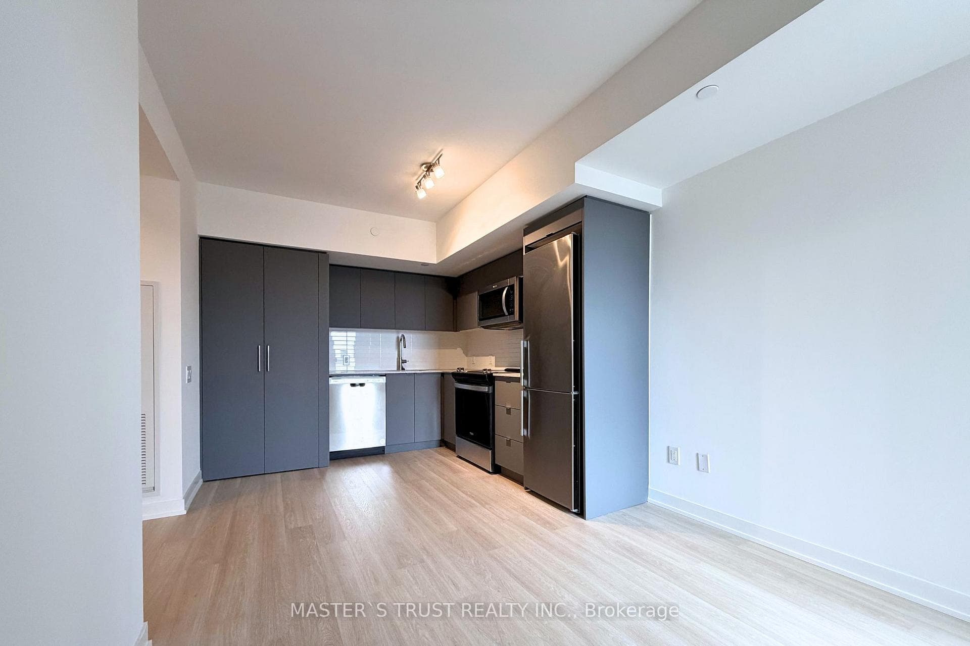 Kitchen & Dining