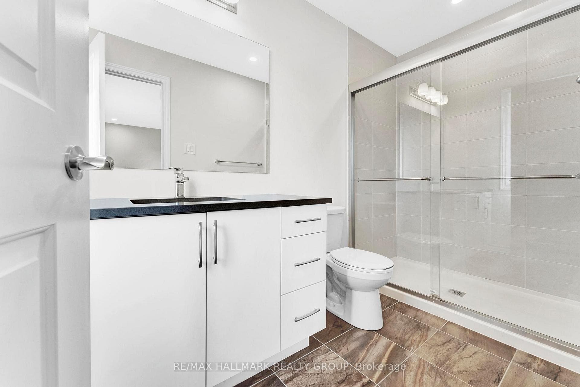 566 Cannes Crescent photo 19