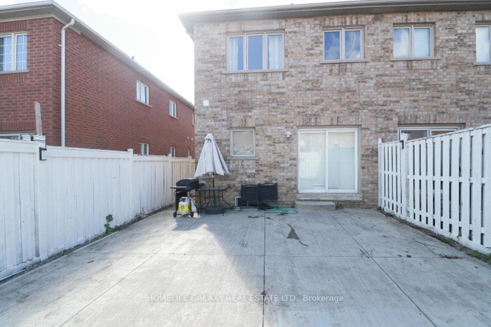 41 Crystalview Crescent photo 34