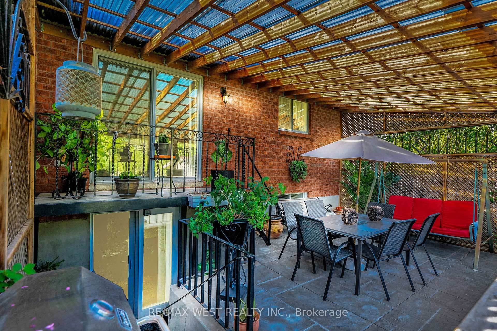 Gather, Dine & Relax In Any Season