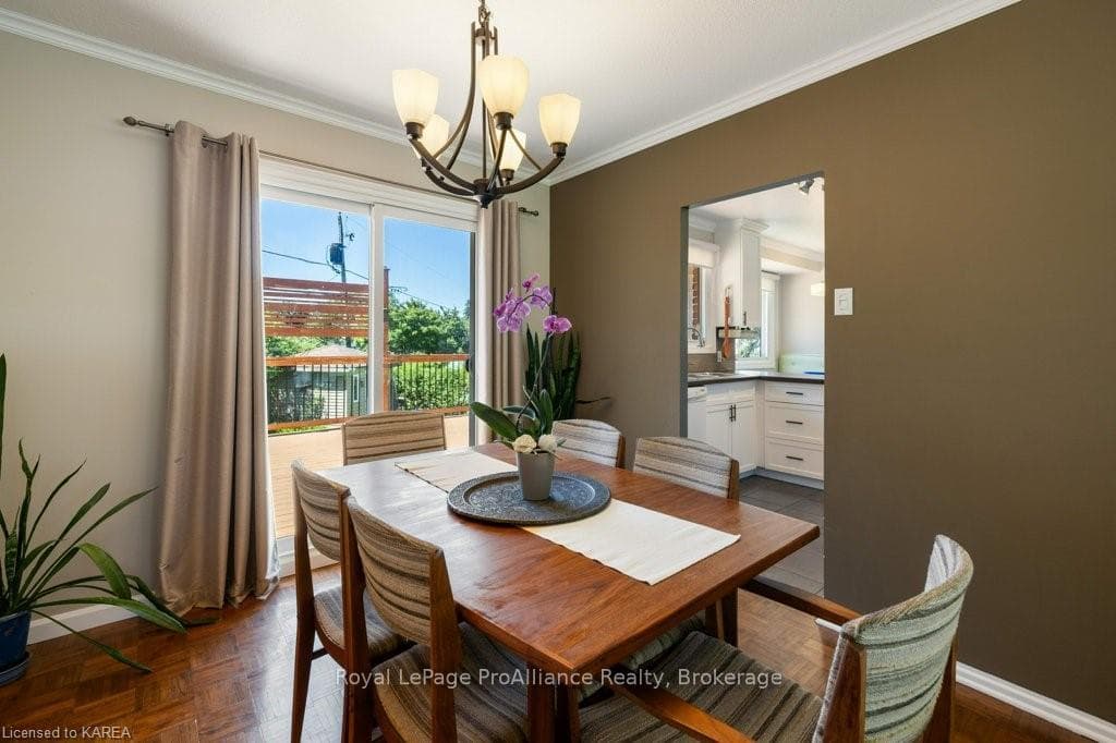 671 SUSSEX Boulevard photo 12
