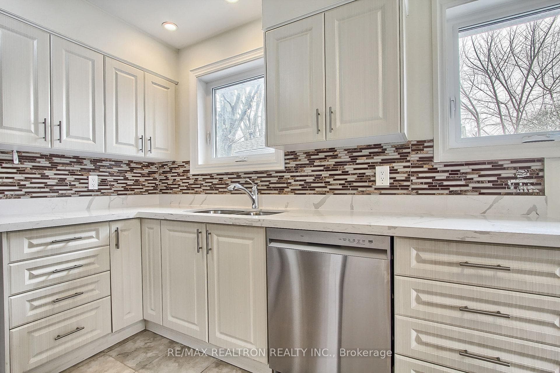 407 Marybay Crescent photo 12