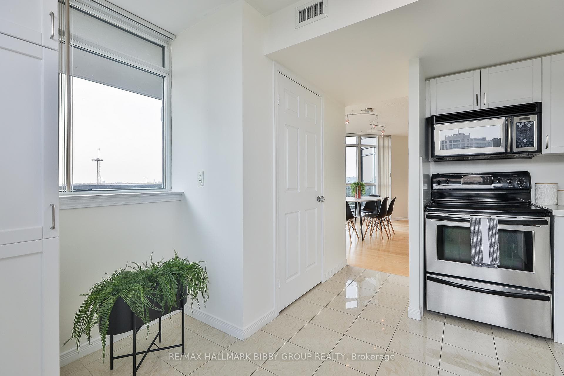 28 Harrison Garden Boulevard Unit 1002 photo 14