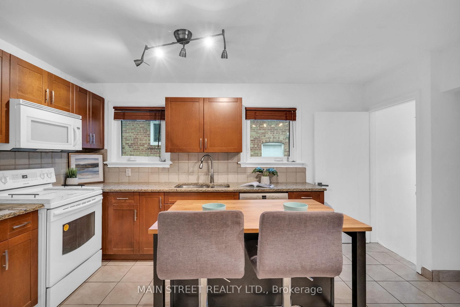 Eat-in Kitchen
