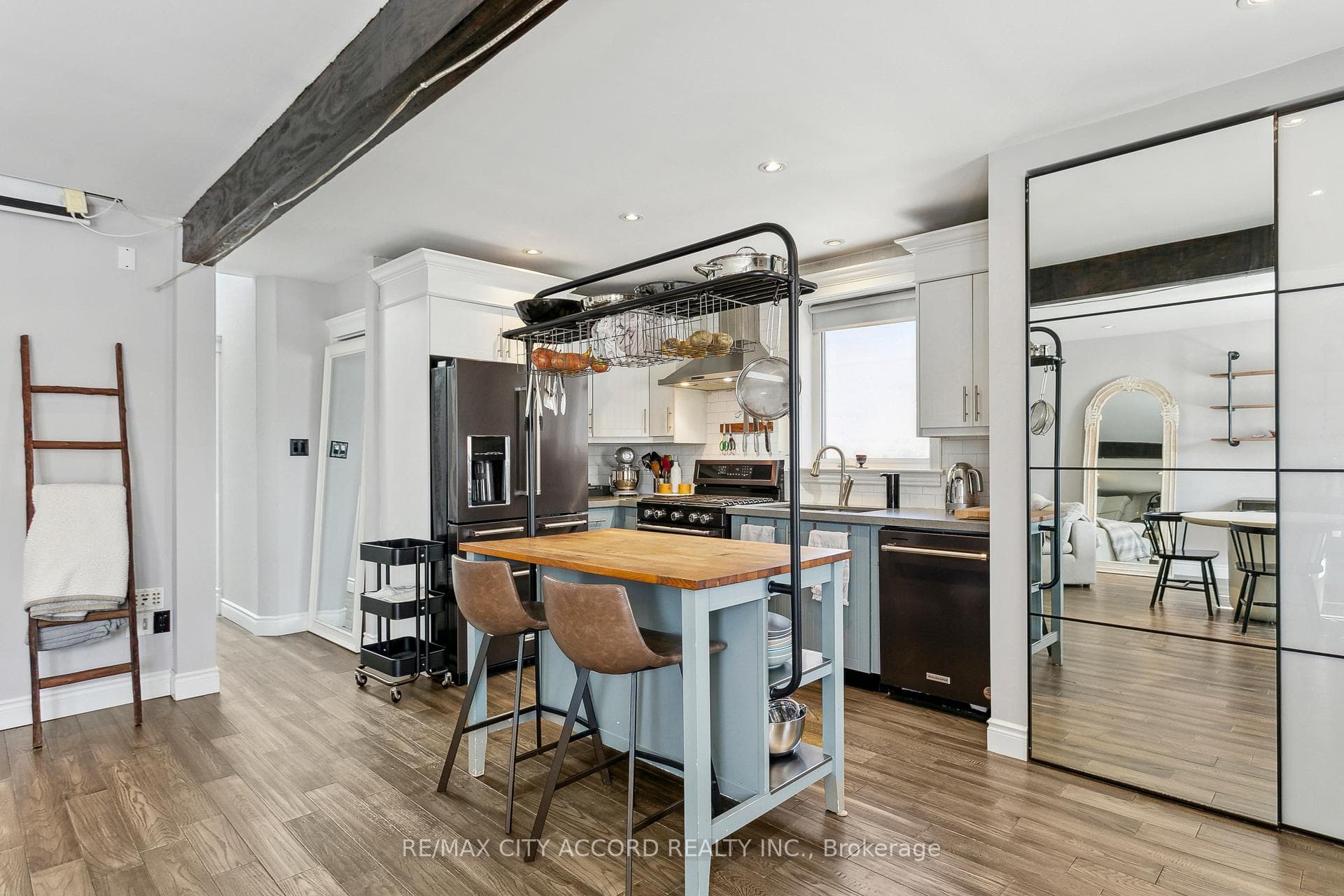 2108 Lawrence Avenue photo 10