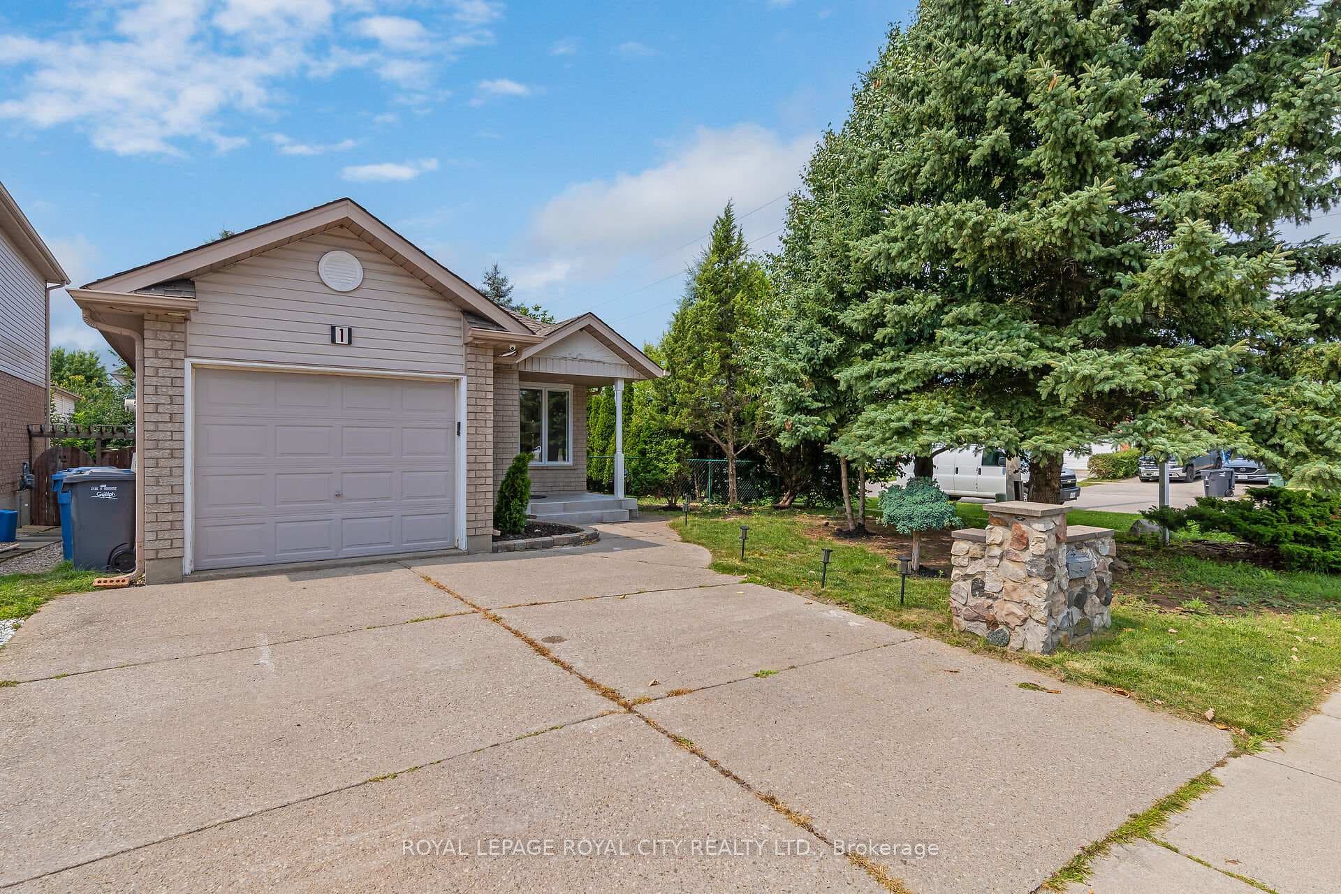 1 Boulder Crescent photo 2