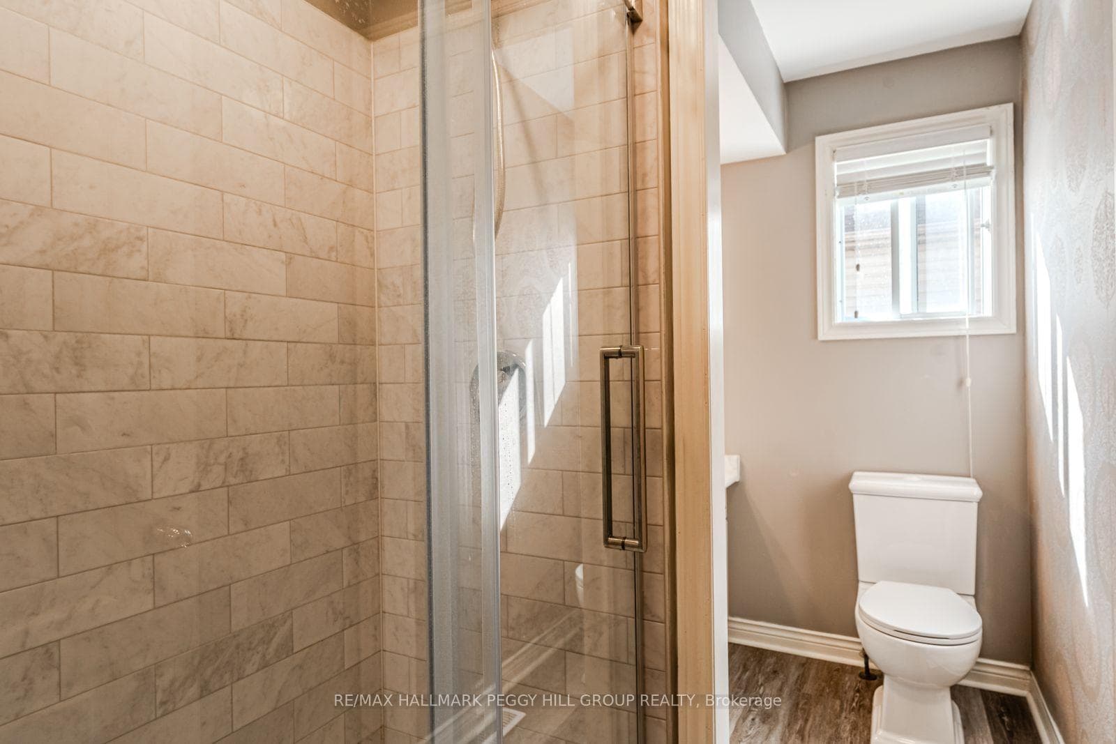 239 Simcoe Street photo 12