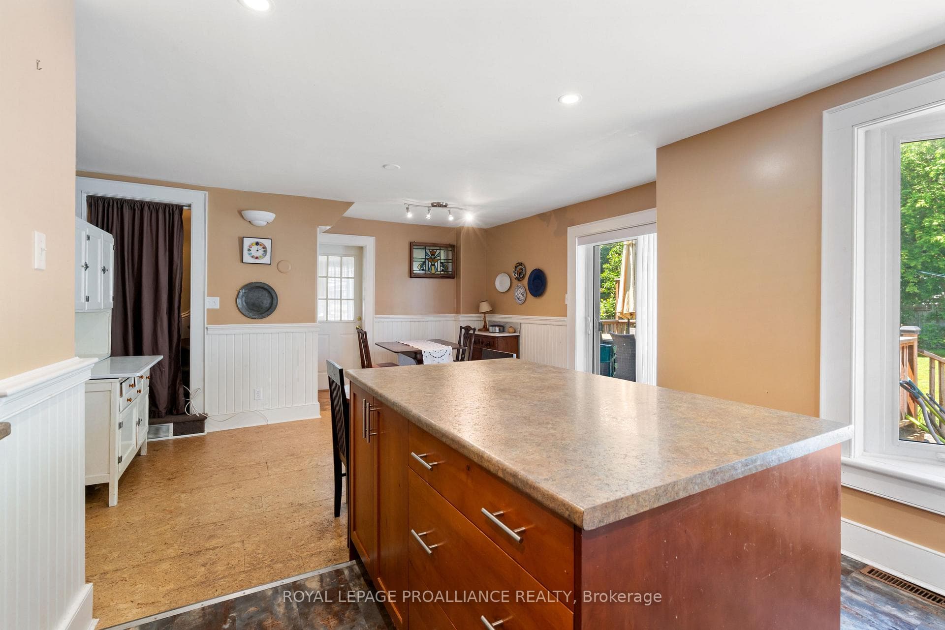 568 James Street photo 19