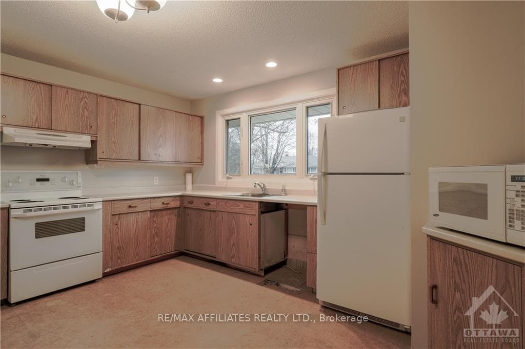 1321 RIDEOUT Crescent photo 4