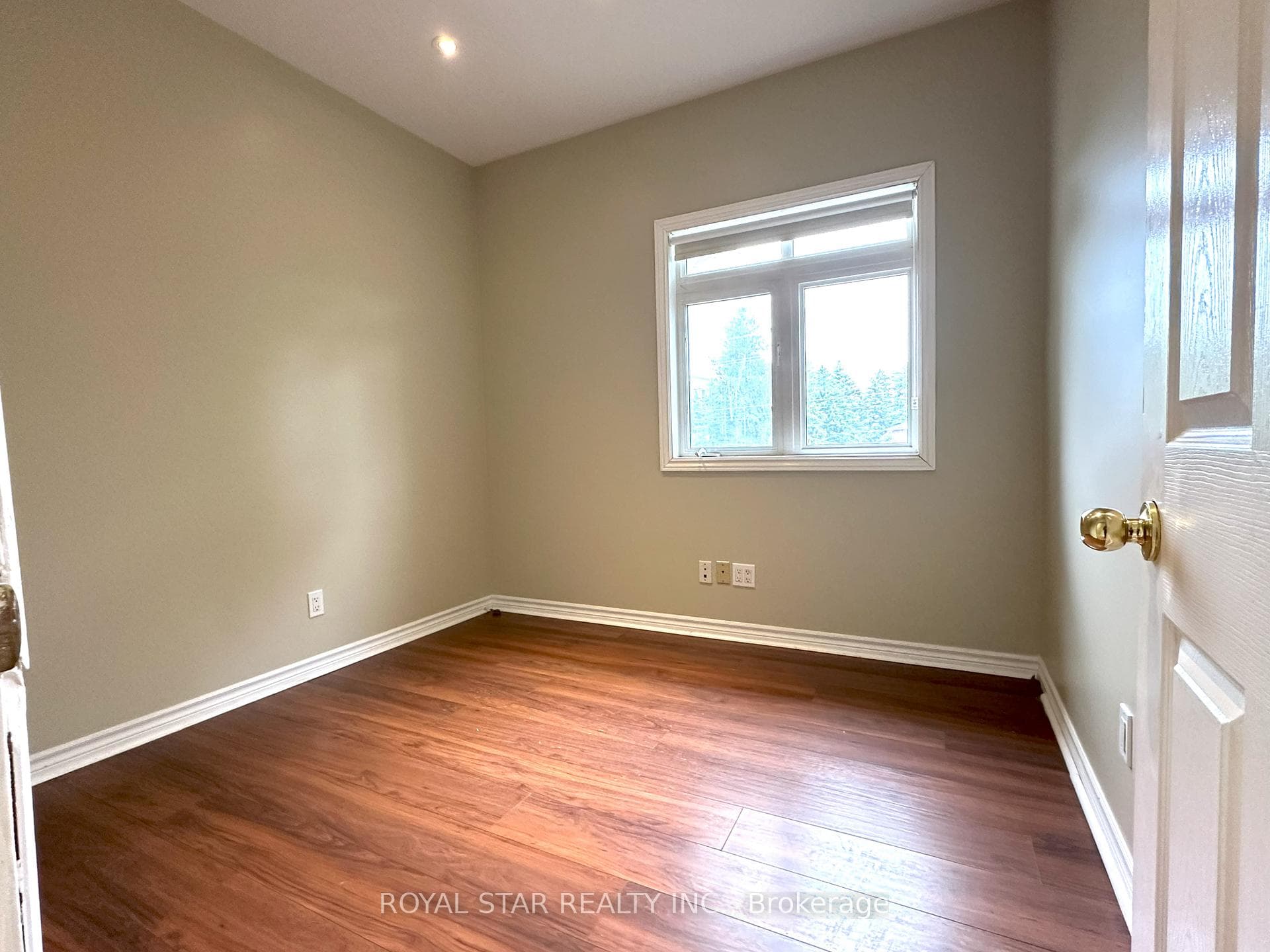 414 Erb Street photo 6