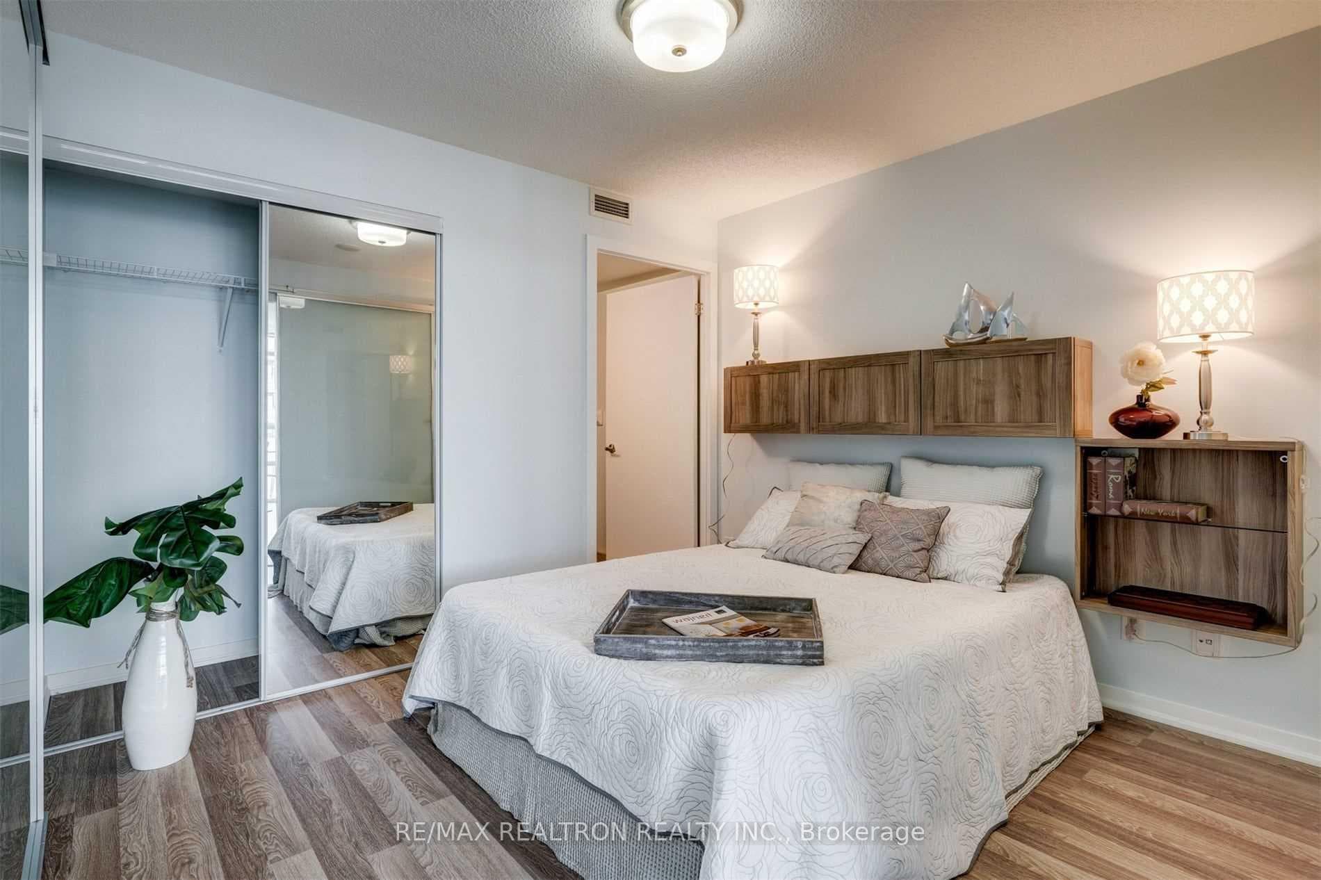 38 Joe Shuster Way Unit 1701 photo 12