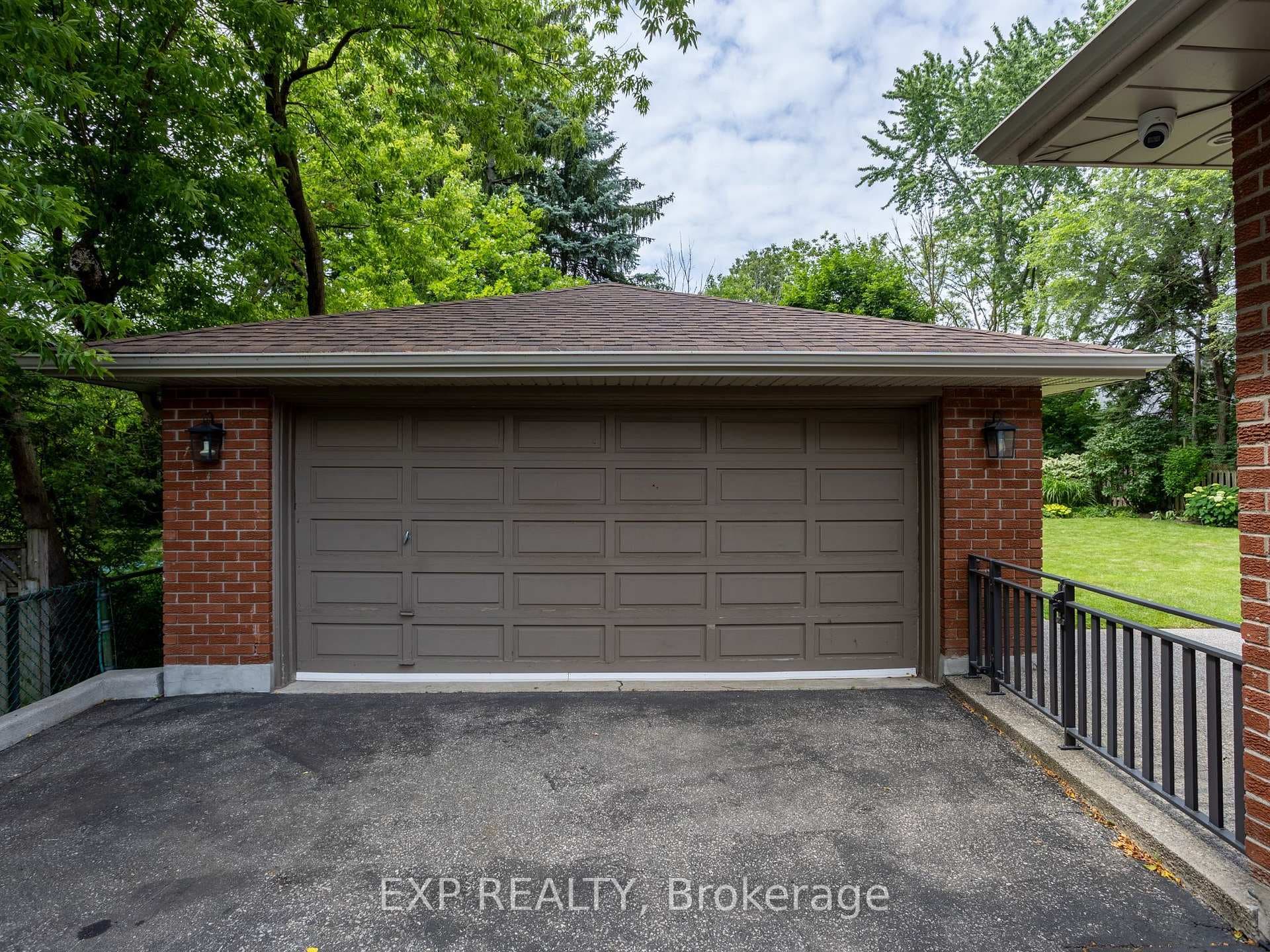327 Angelene Street photo 2