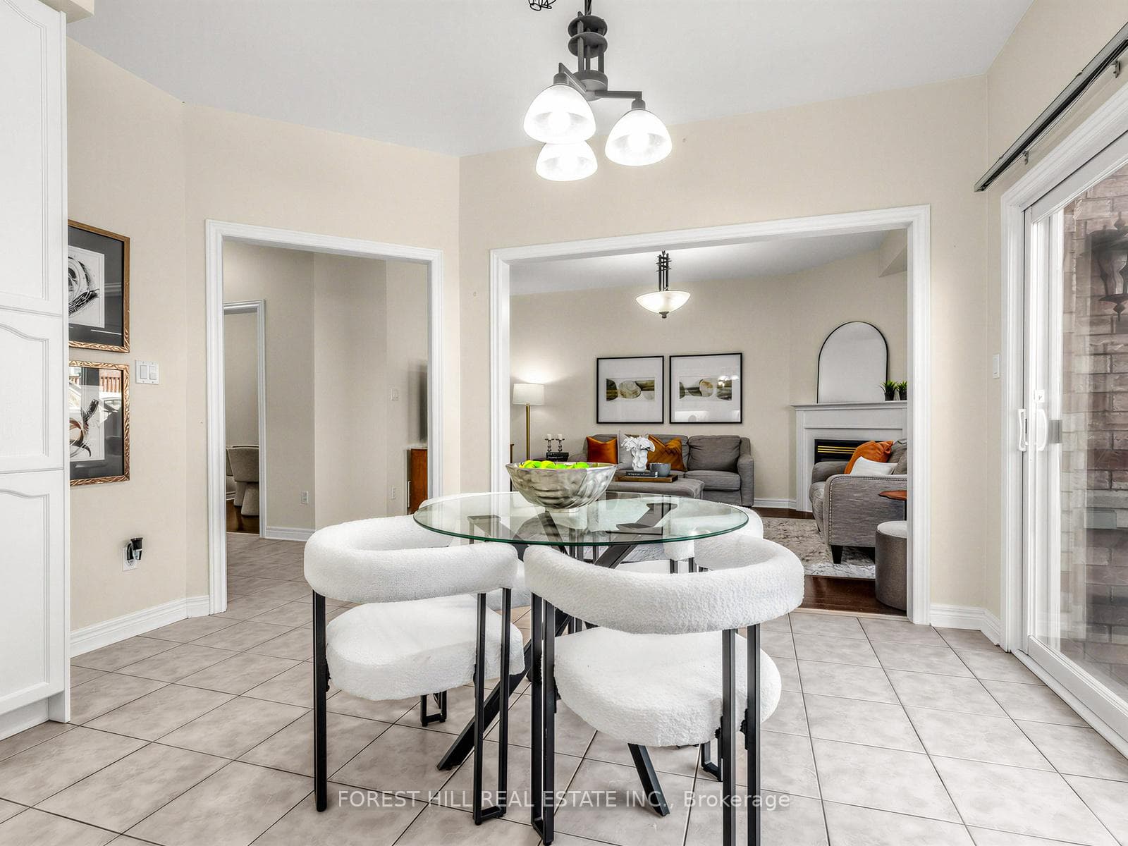 Bright/Large Breakfast Area