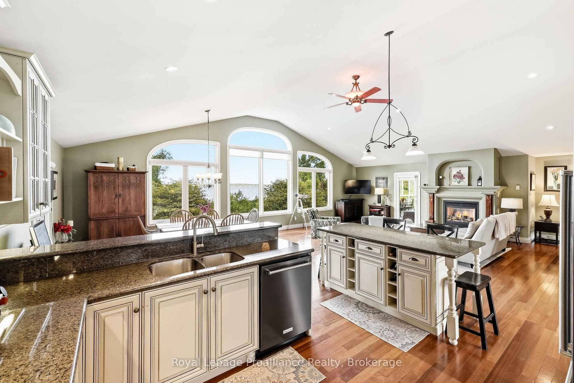 1674 Morris Avenue photo 14