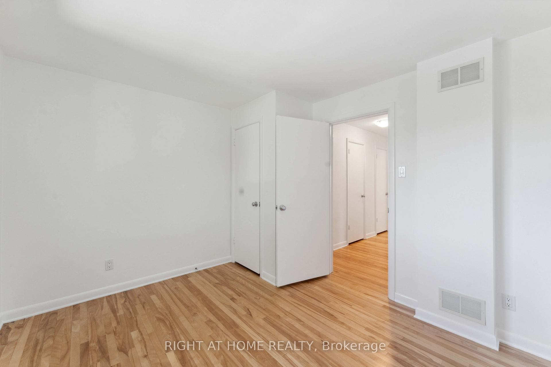 950 Woodroffe Avenue photo 15