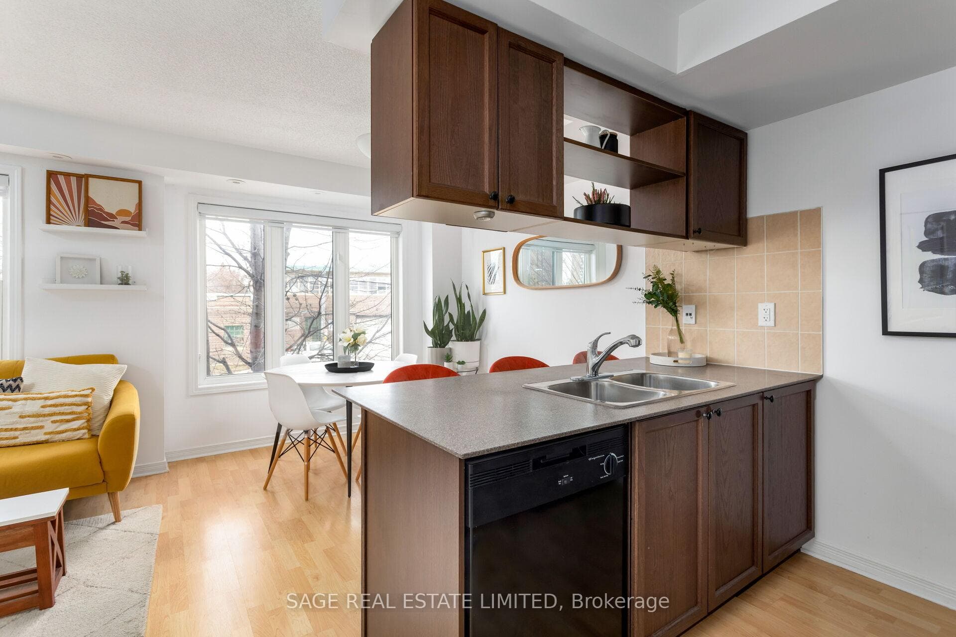 817 Dundas Street Unit 4 photo 5