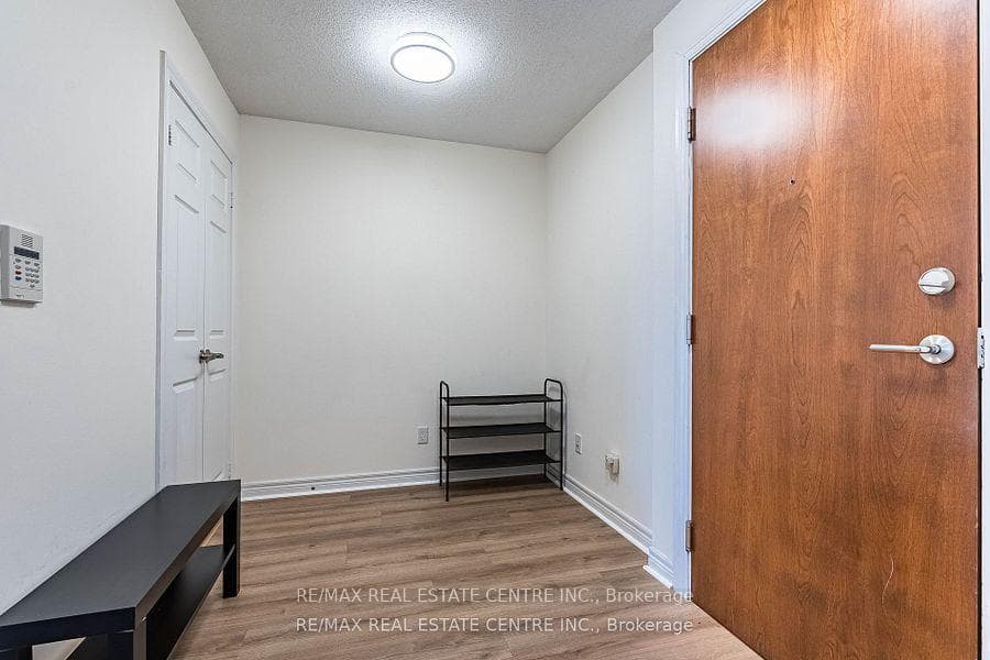 310 Burnhamthorpe Road Unit 1701 photo 7