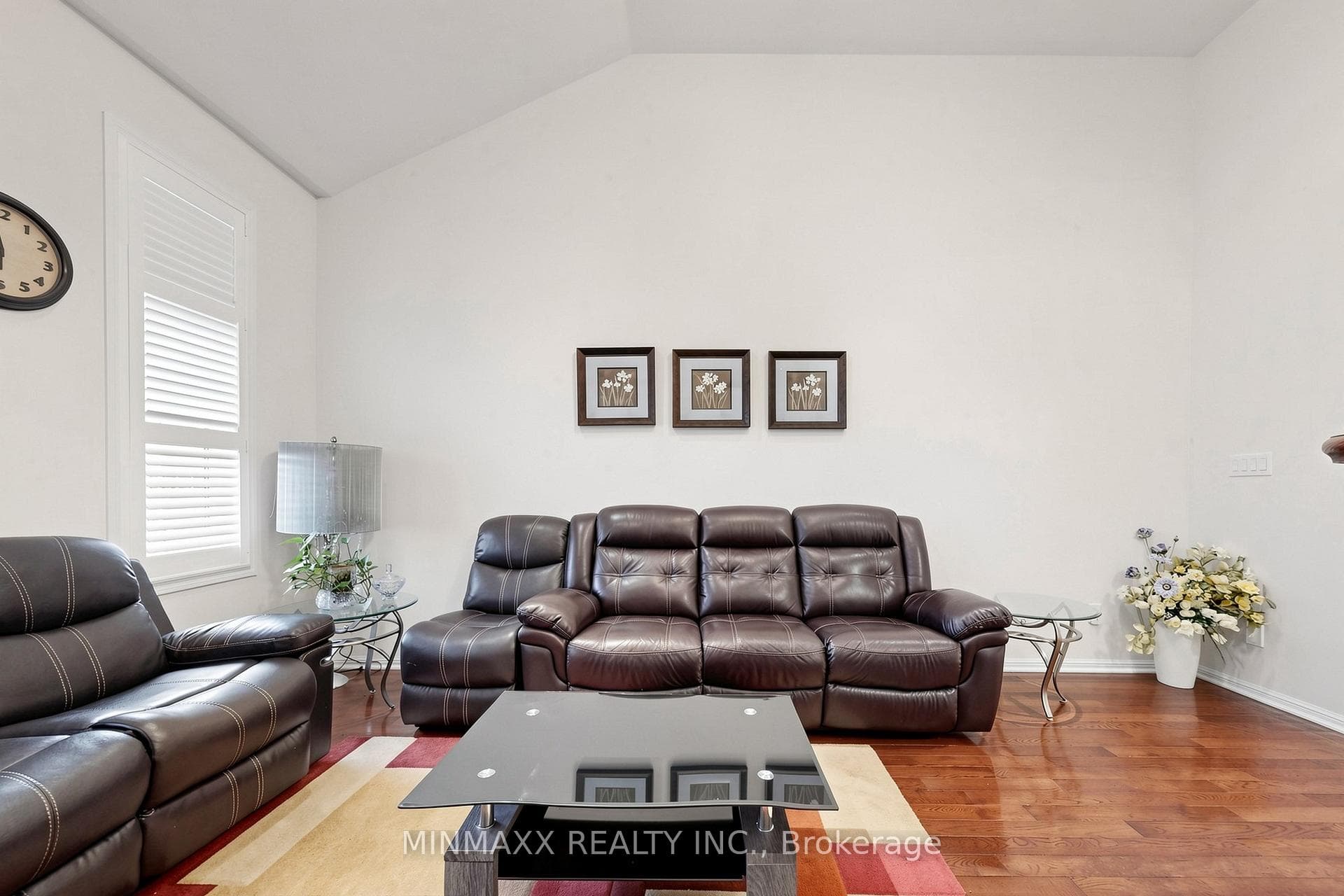 916 Minchin Way photo 25