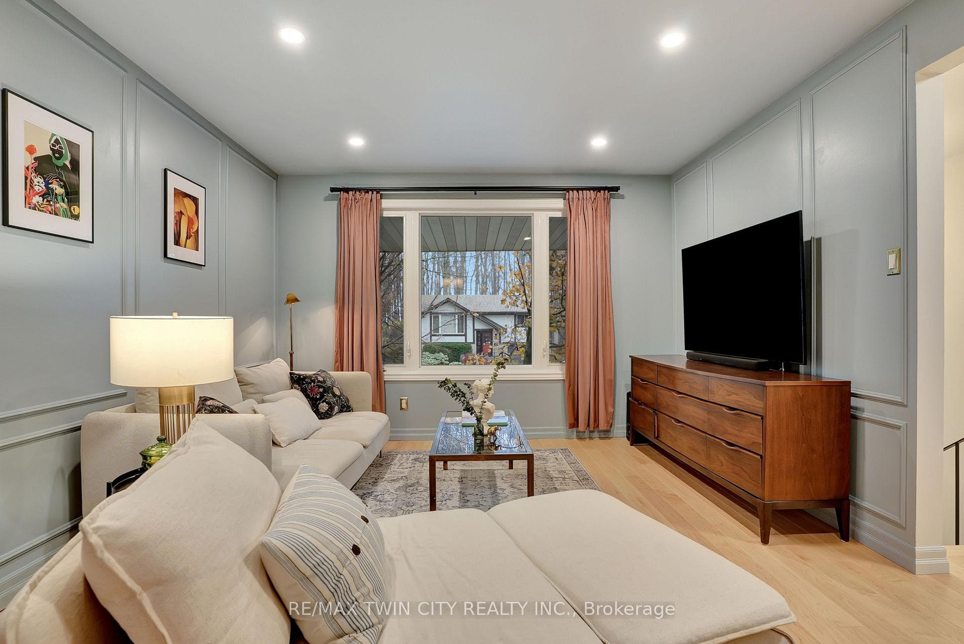 10 Vincent Drive photo 3