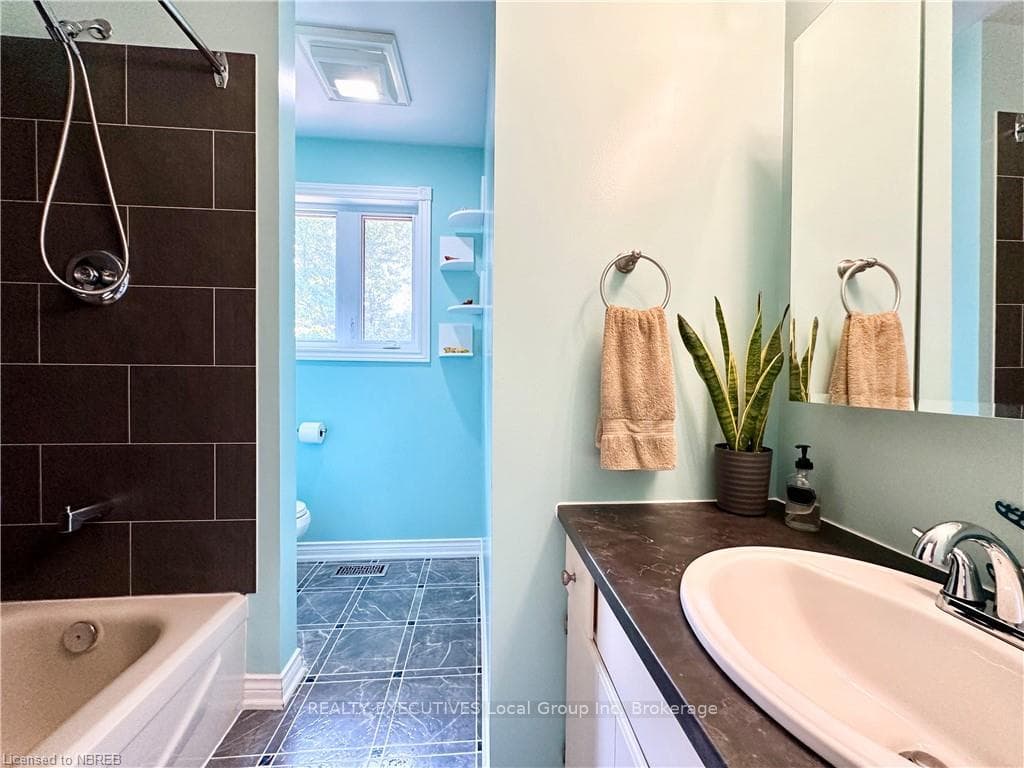 409 KING Street photo 17