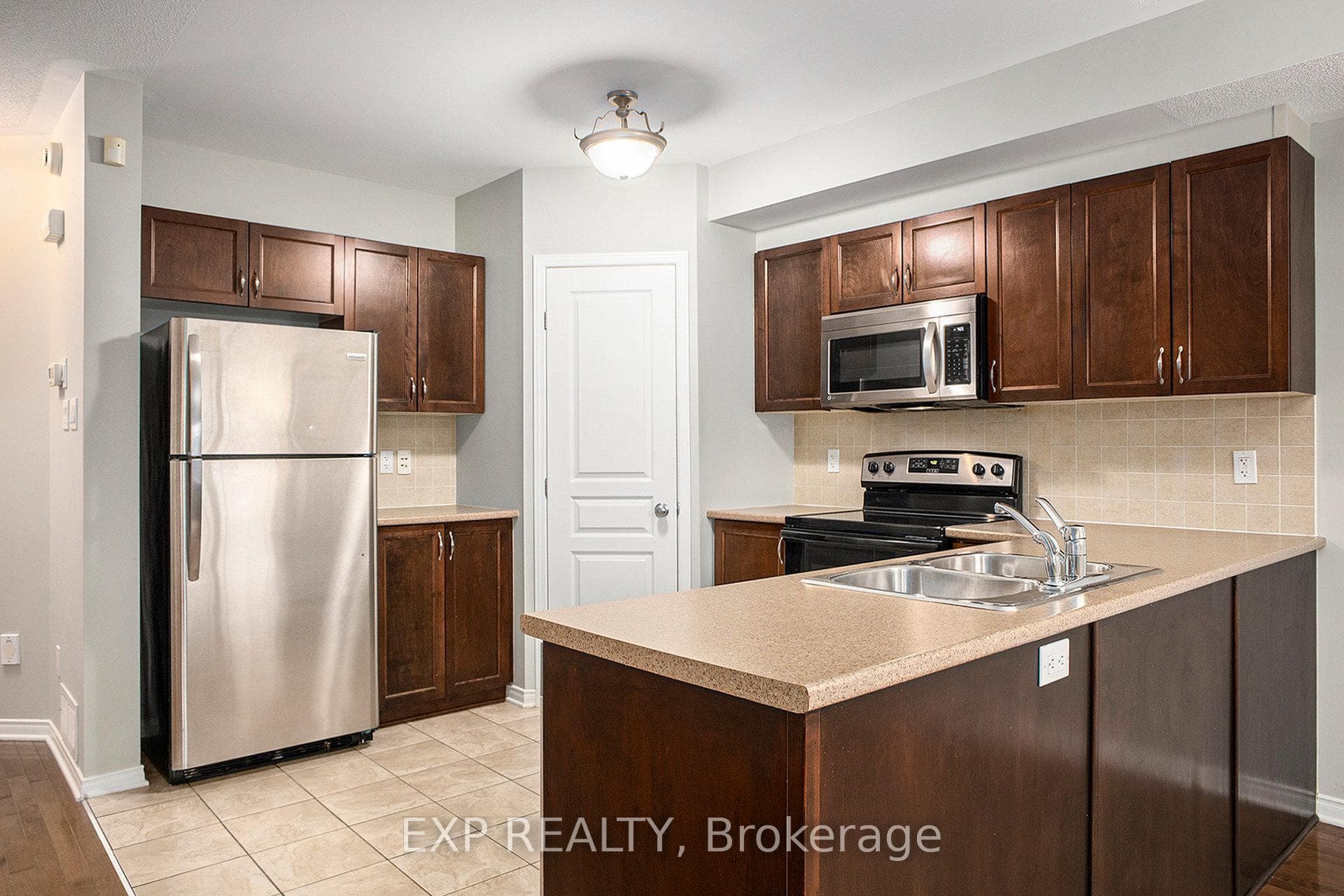 526 Pepperville Crescent photo 8