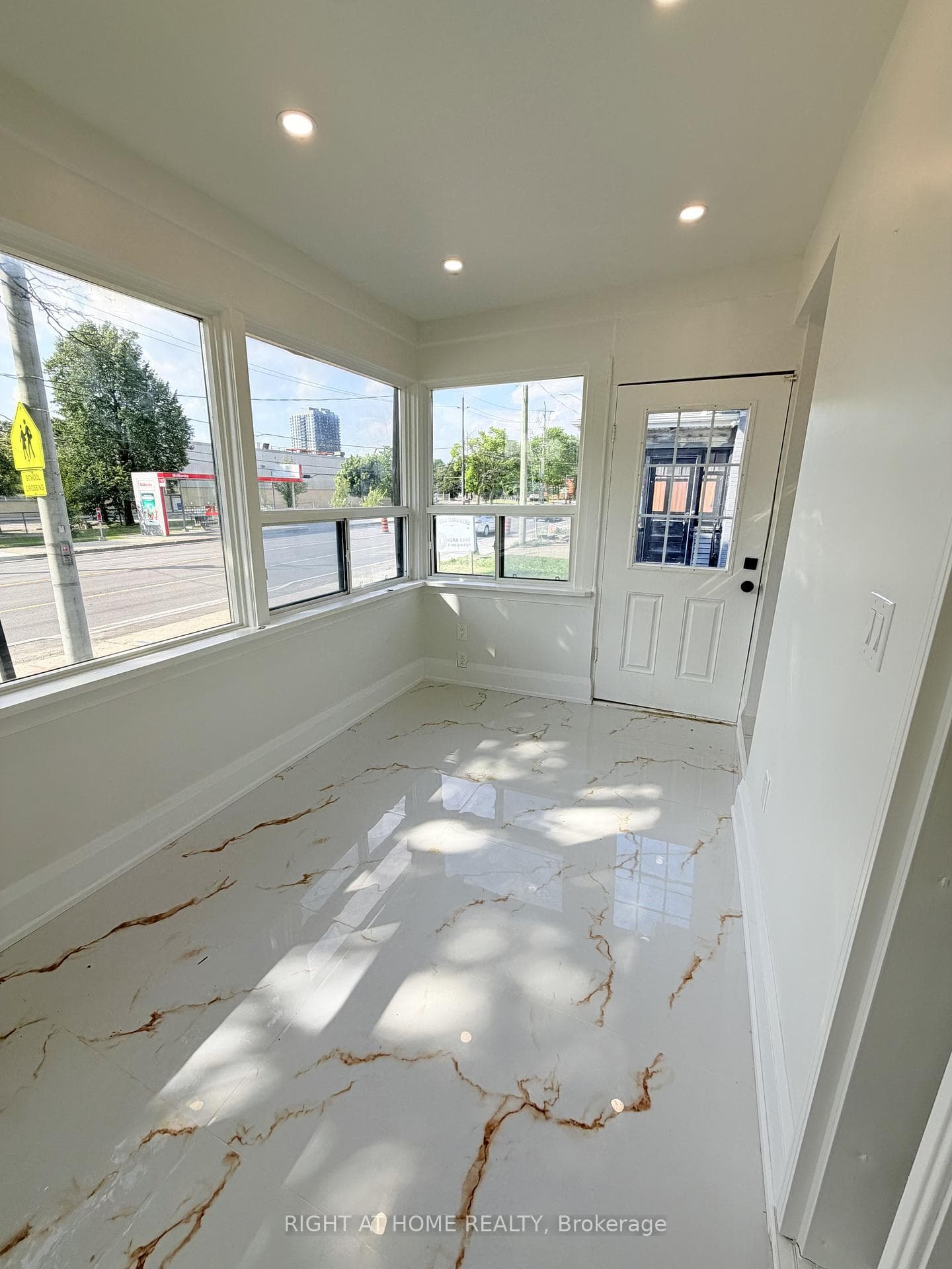 223 Queen Street photo 9