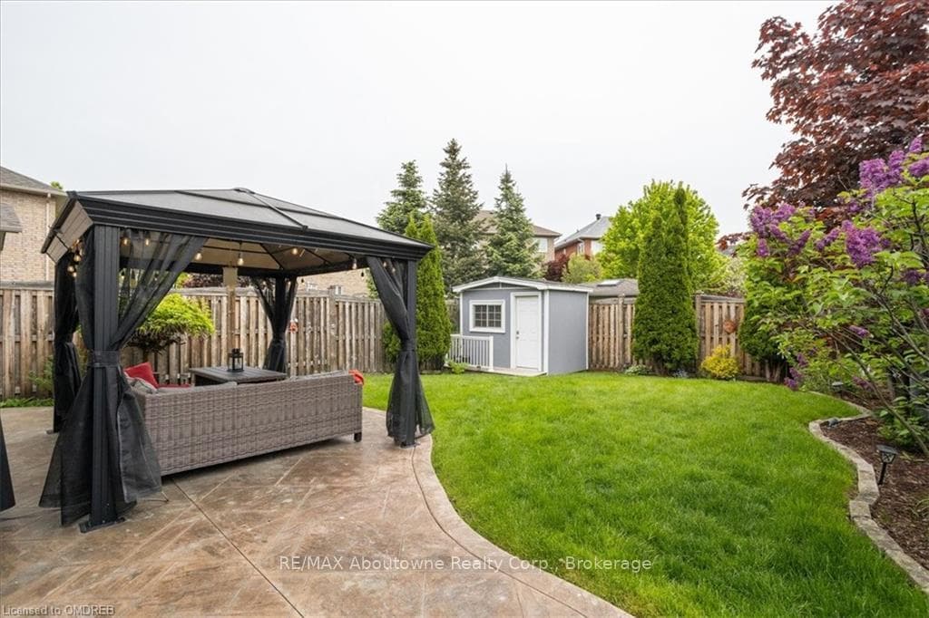 499 WILLMOTT Crescent photo 37