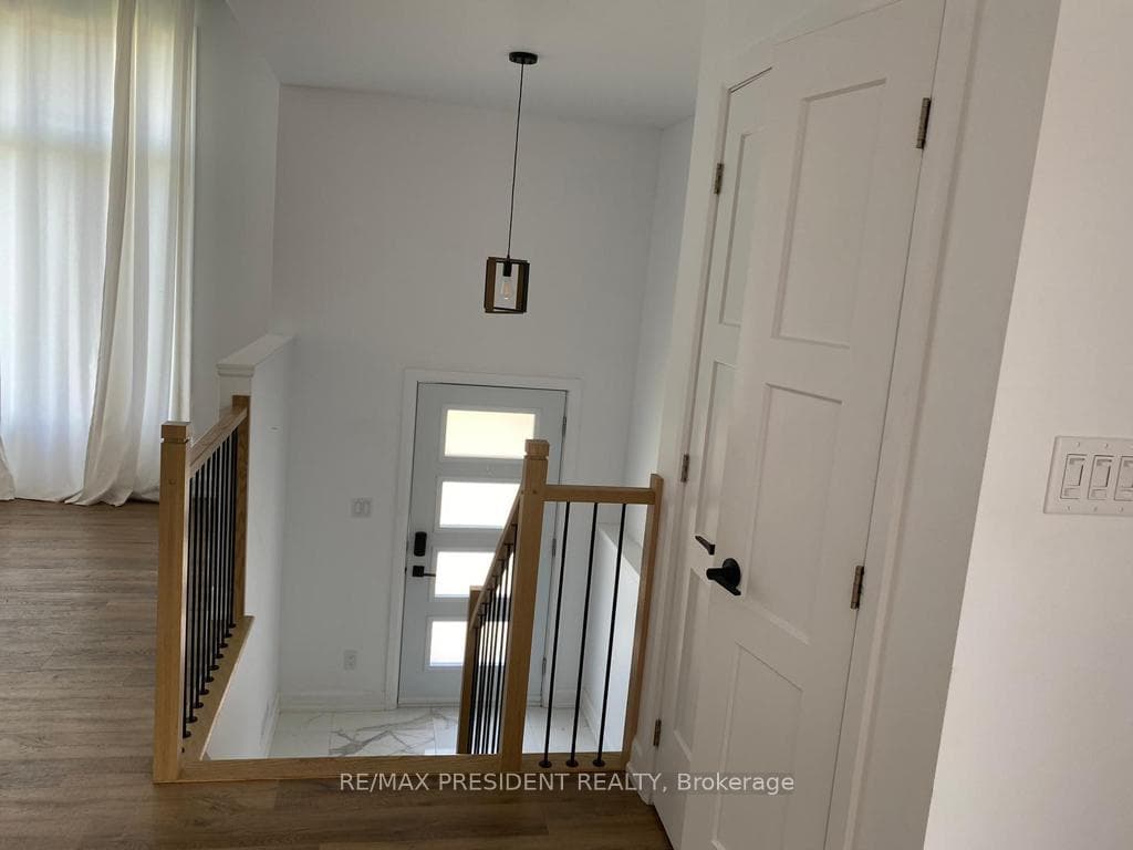 76 Cameron Crescent photo 3