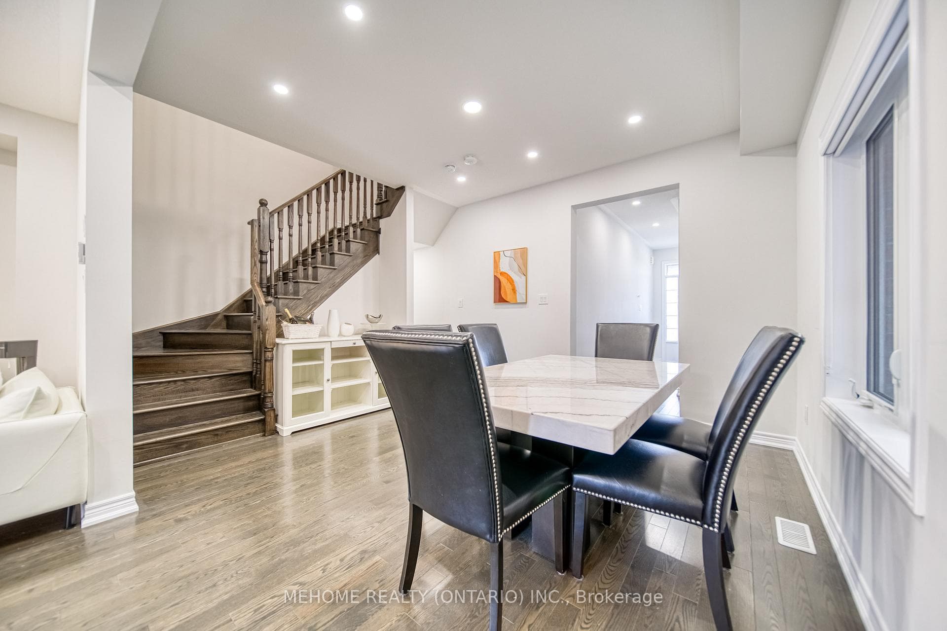 114 Chayna Crescent photo 7