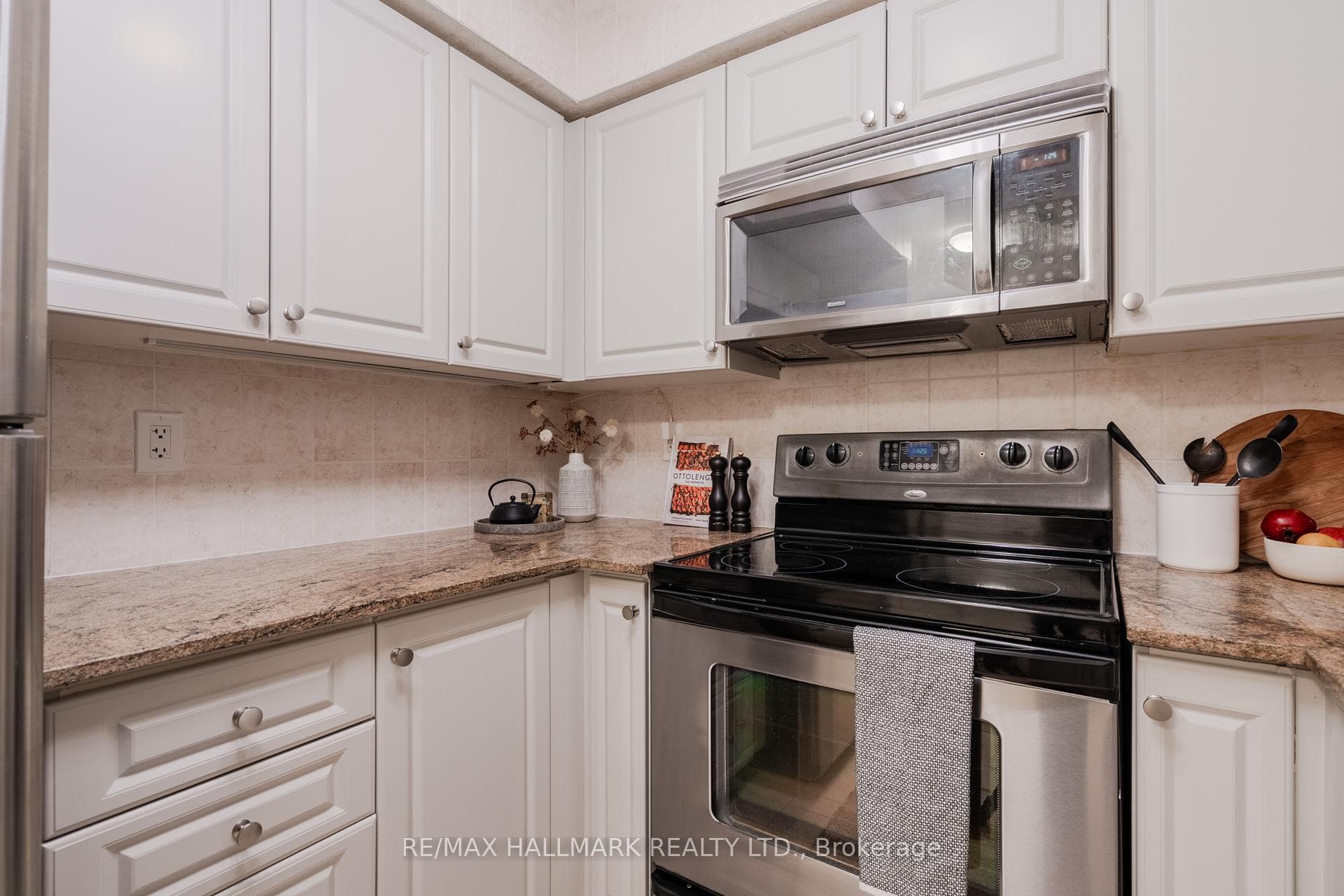 225 Wellesley Street Unit 406 photo 5