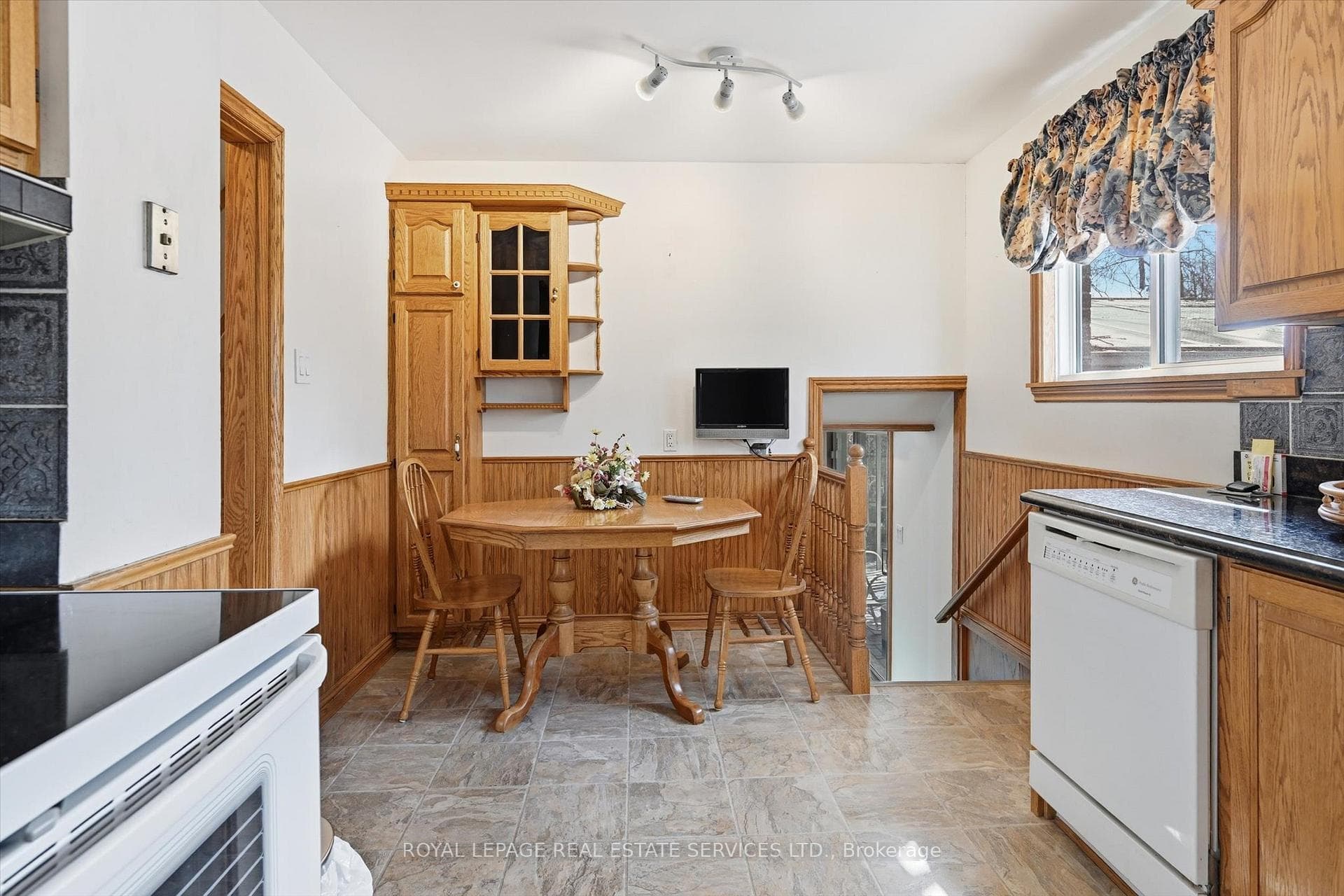 Cozy Breakfast Nook in the Updated Kitchen