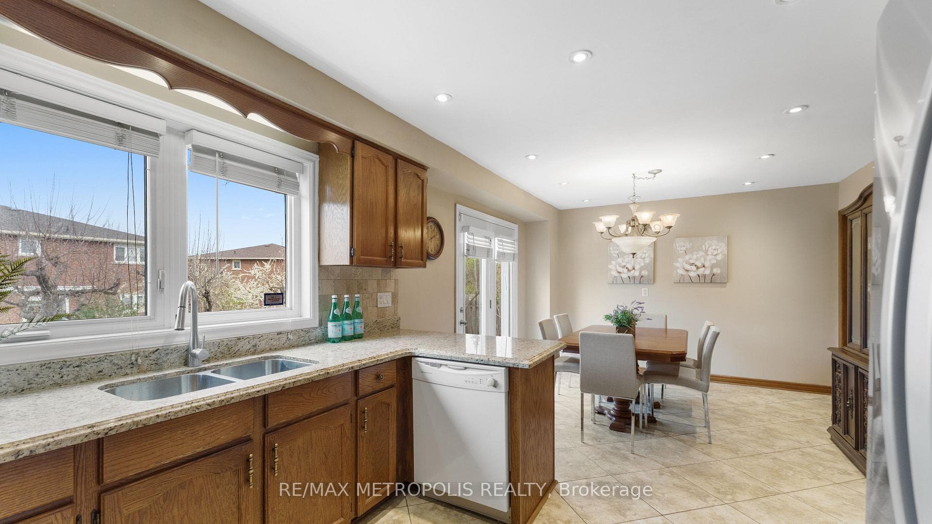 8233 Martin Grove Road photo 11
