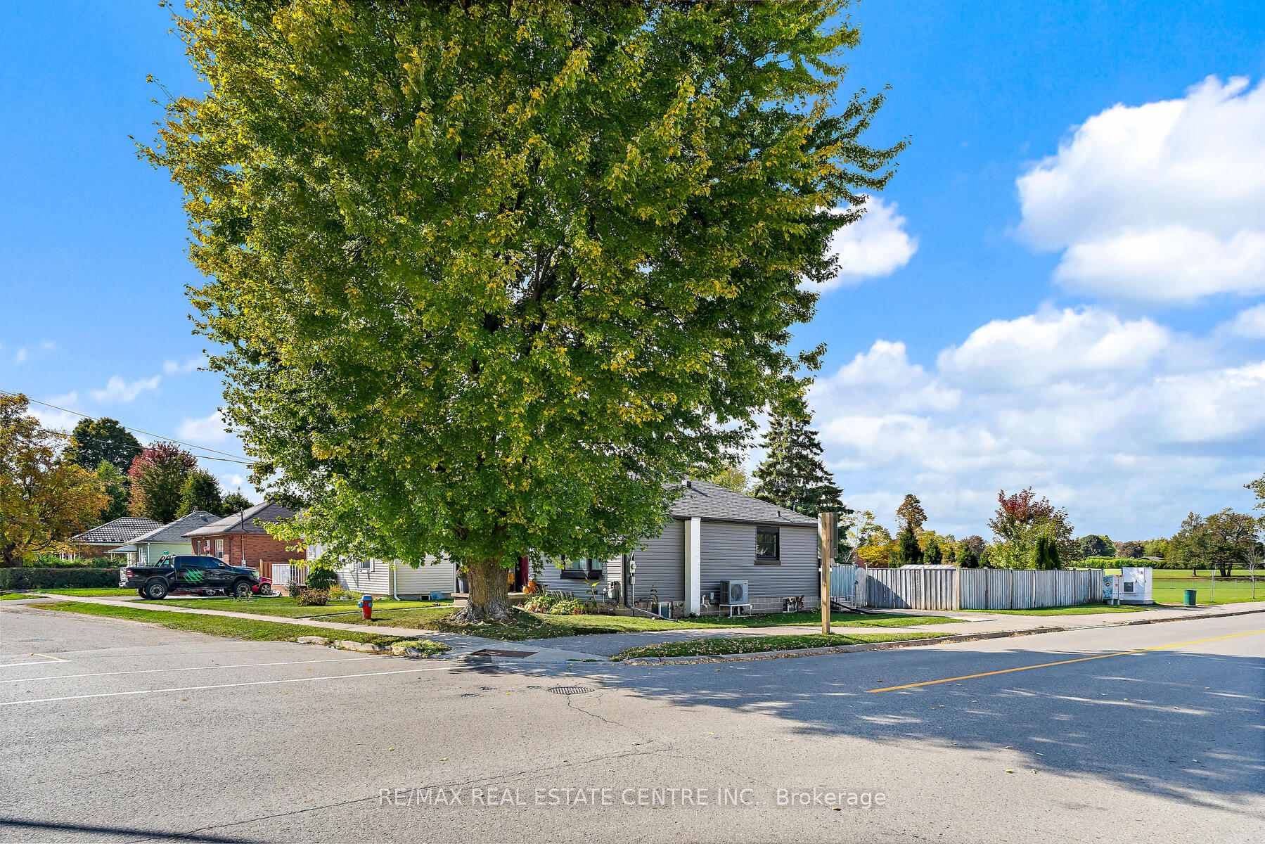 351 Peel Street photo 2