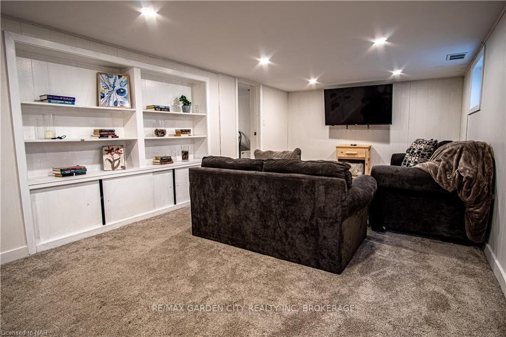 56 CHAPLIN Avenue photo 40
