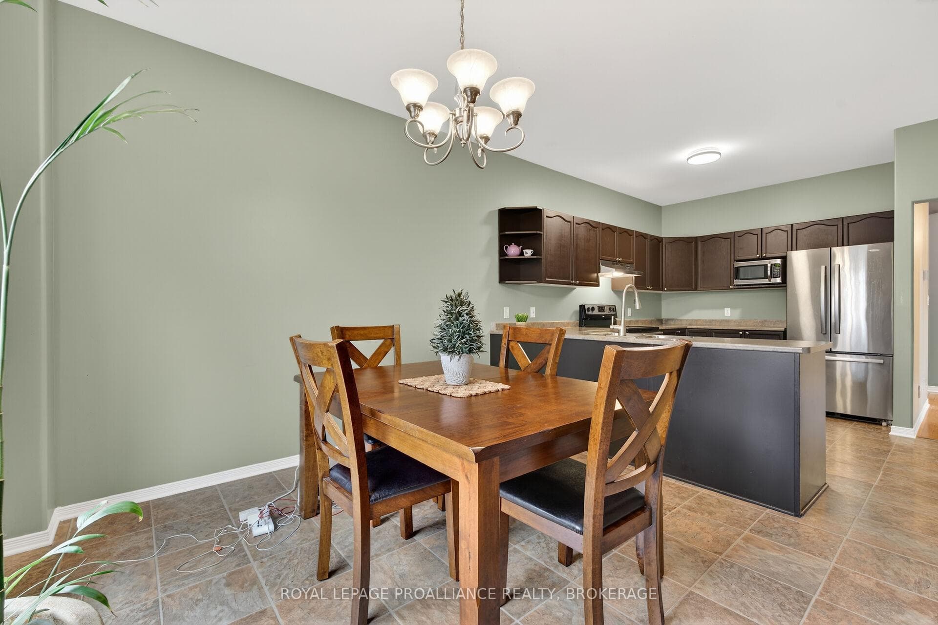462 Weston Crescent photo 16