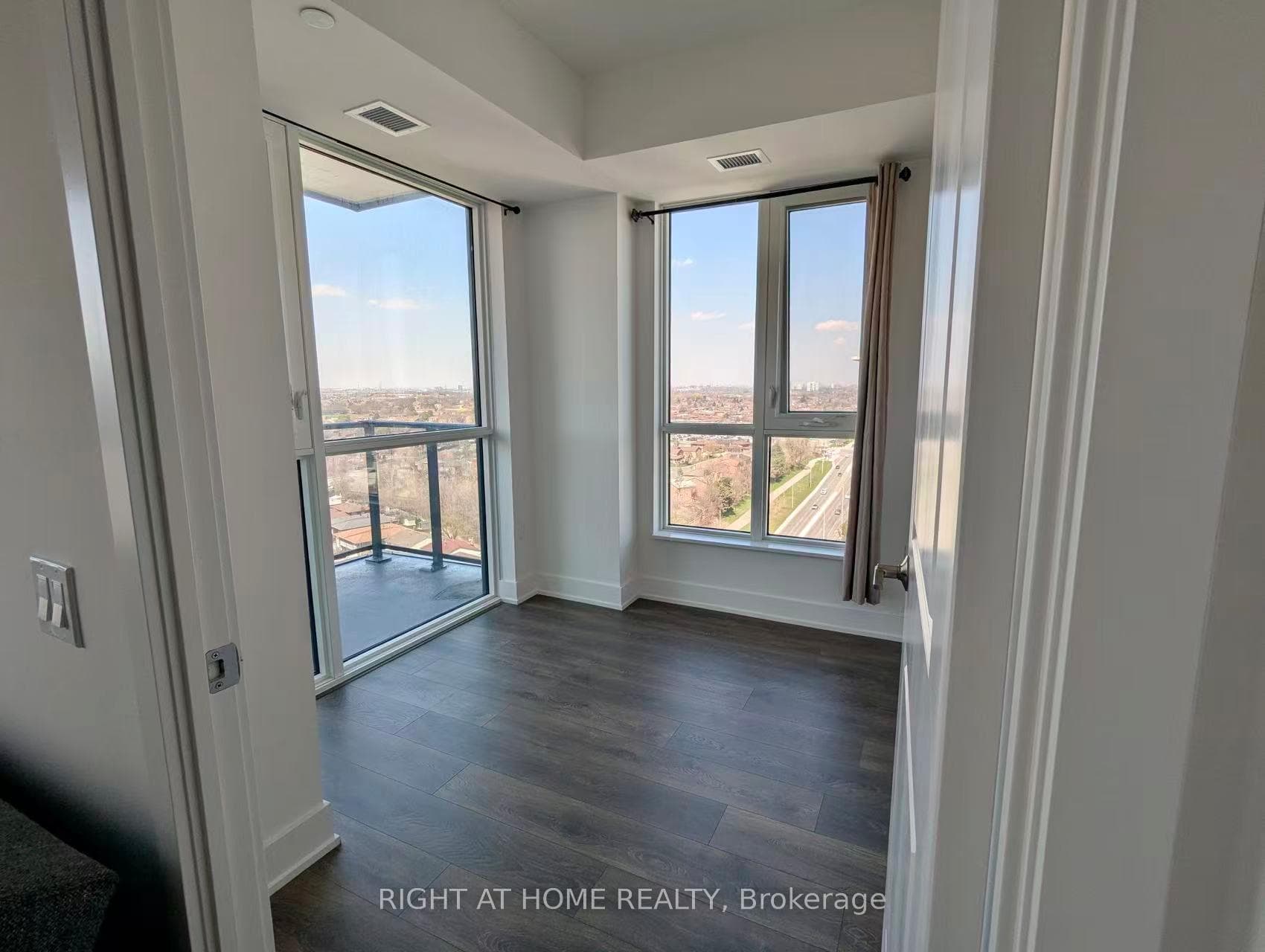 202 Burnhamthorpe Road Unit 1607 photo 4