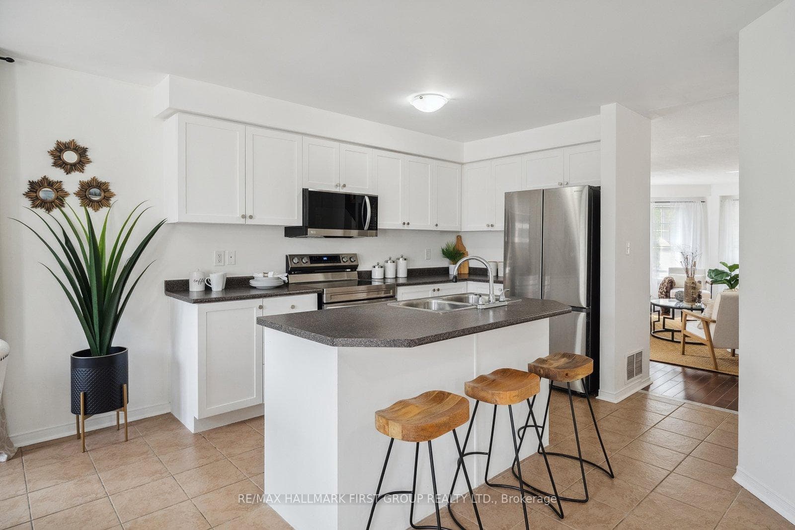 5531 Lawrence Avenue photo 11