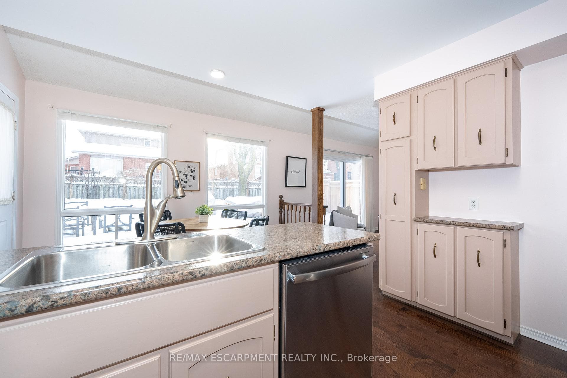 2068 Headon Road photo 13
