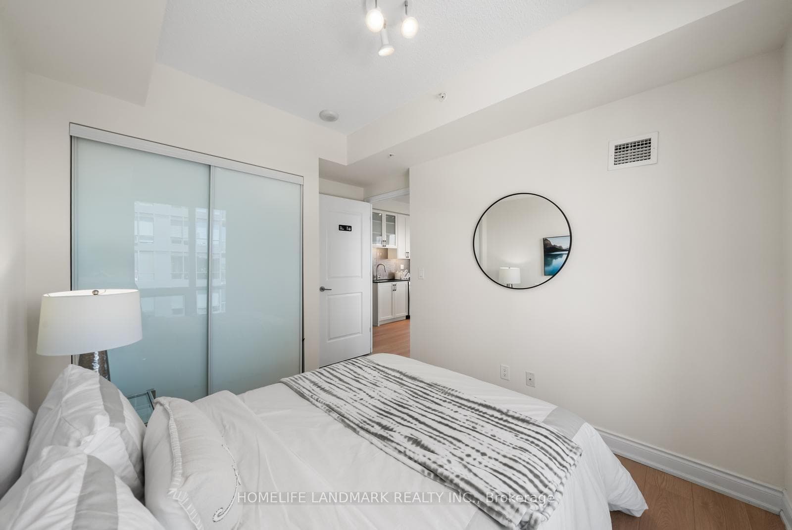 9088 Yonge Street Unit 702A photo 18