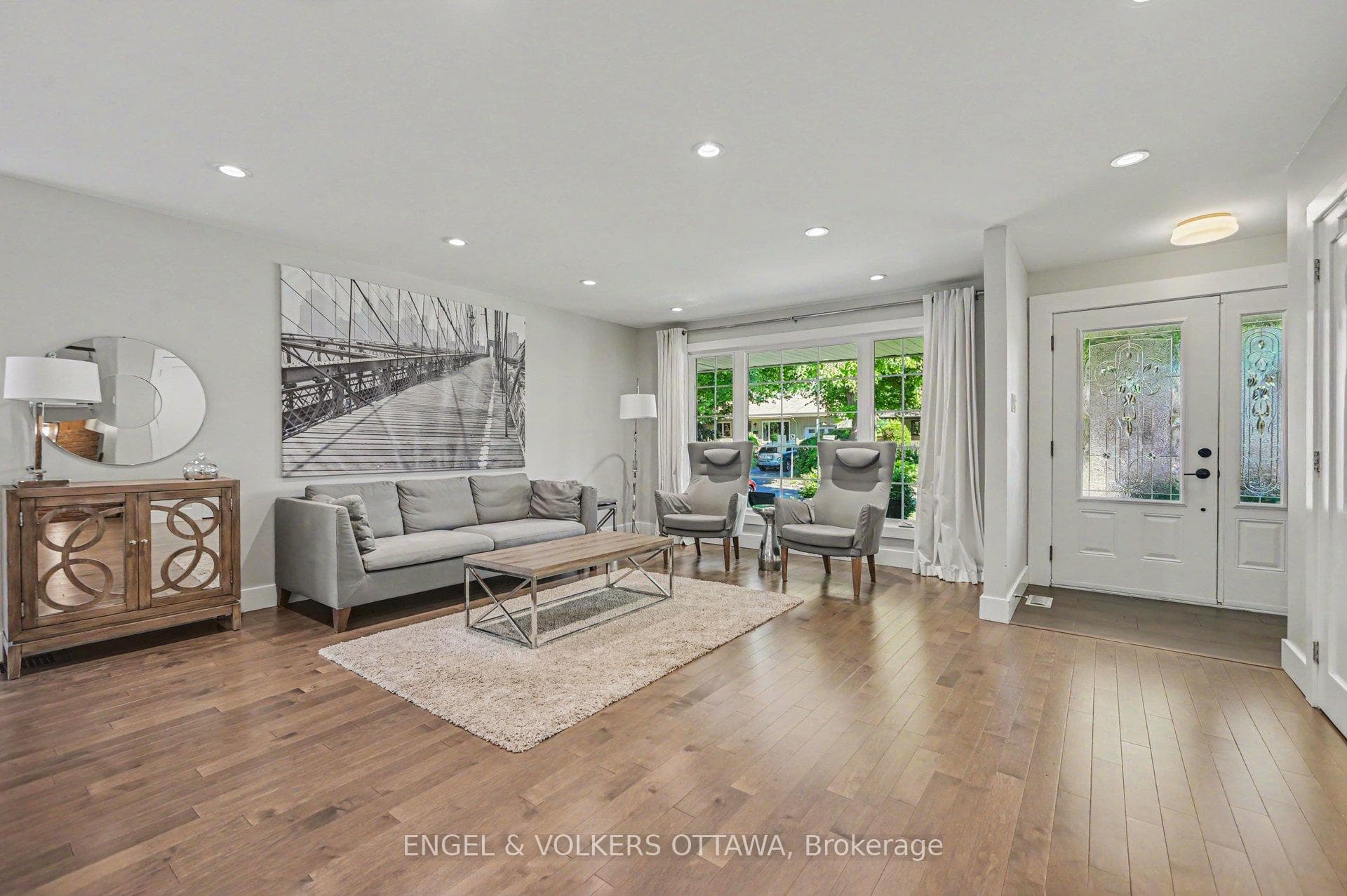 1299 Alloway Crescent photo 2