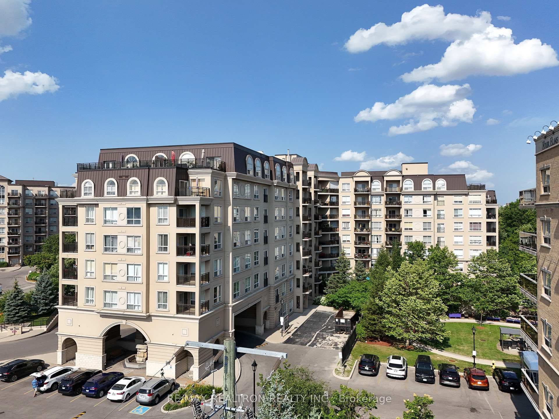 1 Maison Parc Court Unit 402 photo 3