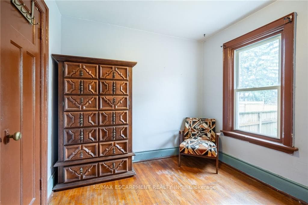 90 Graham Avenue photo 19
