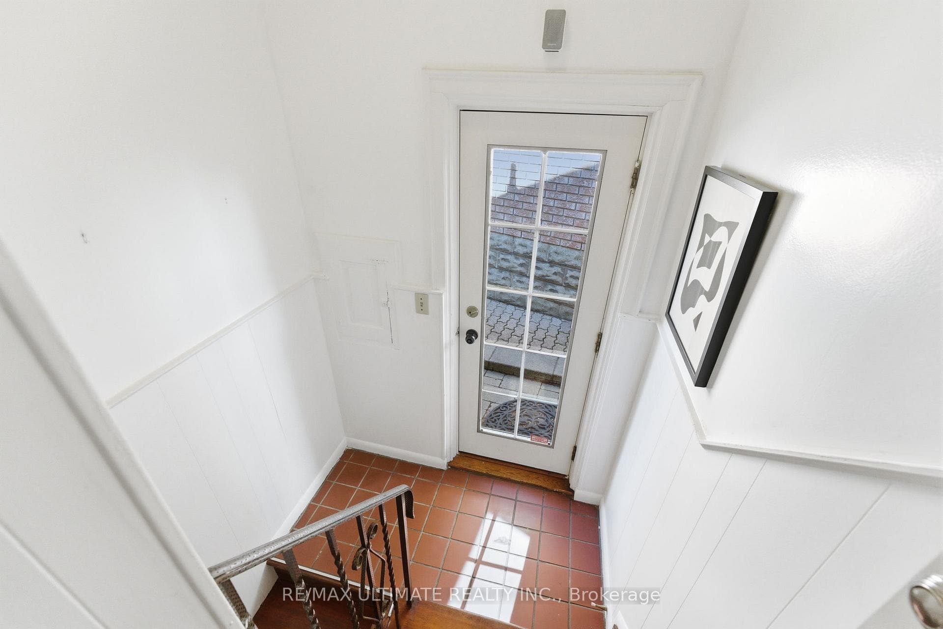 222 Chaplin Crescent photo 23