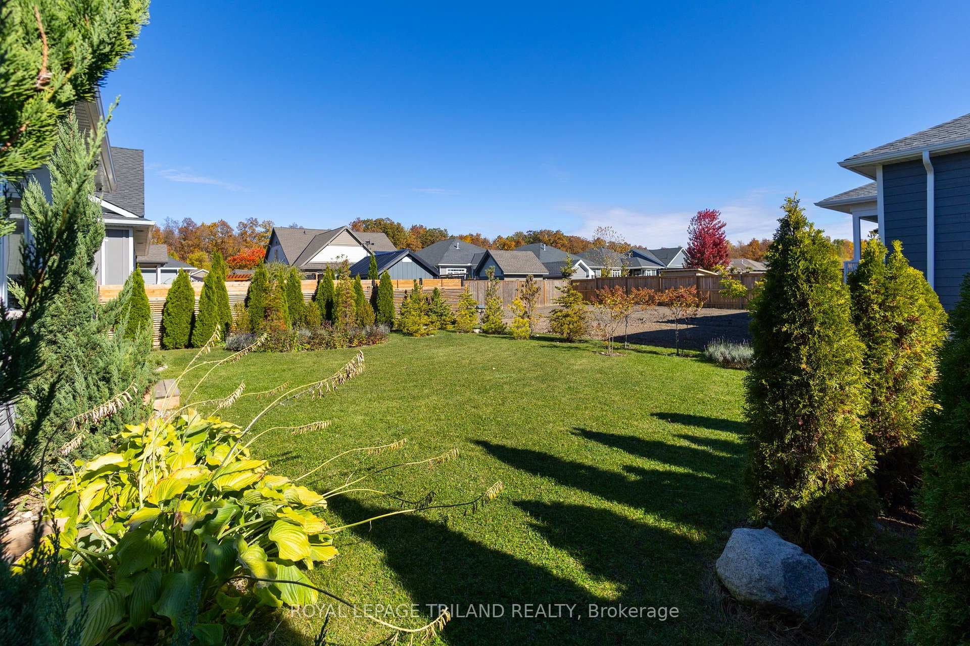 More of this superb exterior & backyard